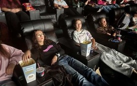 Uczniowie jedzą popcorn i oglądają film na sali dream.jpeg