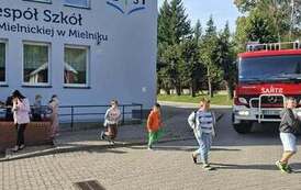 Uczniowie opuszczają budynek szkoły