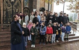 Uczniowie-z-osobą-duchowną-przed-wejsciem-do-cerkwi