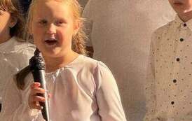 uuczennica trzyma mikrofon i śpiewa
