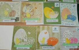Wielkanocne kartki wykonane przez uczni&oacute;w ze Szkolnego Koła Caritas