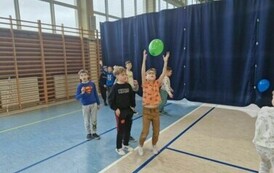 Chłopiec łapie zielony balon