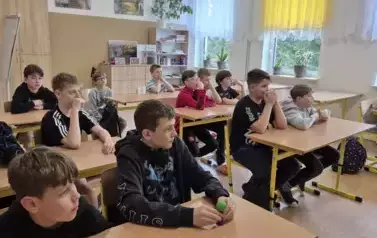 Chłopcy podczas zajęć wędkarskich w szkole