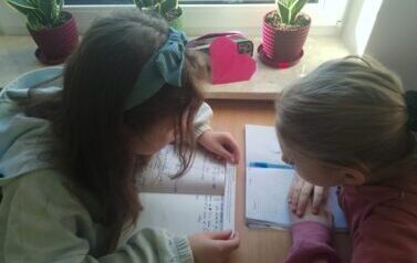 Uczniowie rozwiązują zadania z karty pracy ze stacji zadaniowej