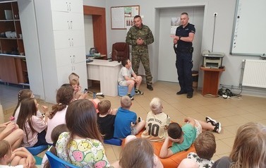 Dw&oacute;ch mężczyzn zapoznanie dzieci z zasadami bezpieczeństwa podczas wakacji