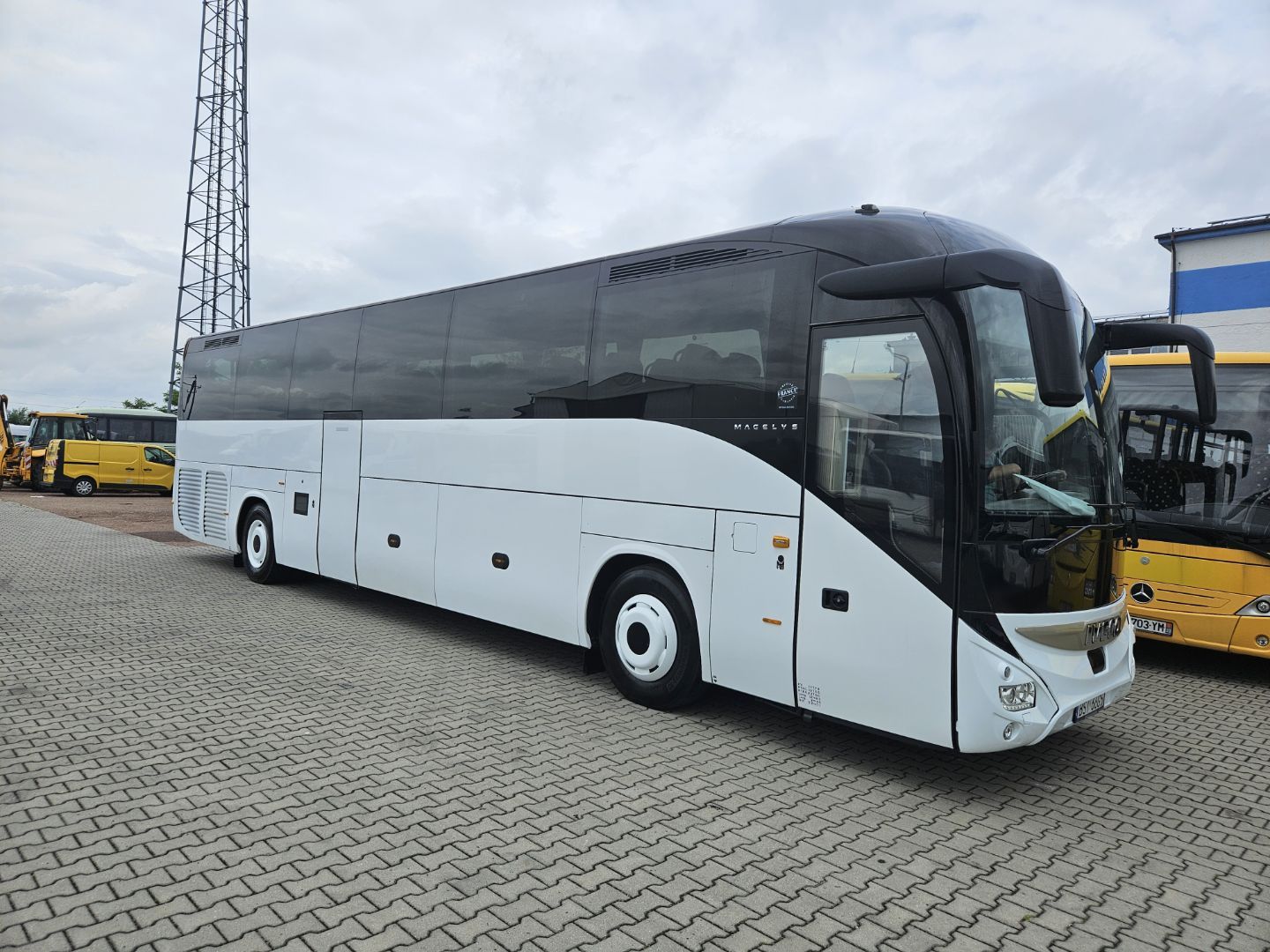 Biały, nowy autobus