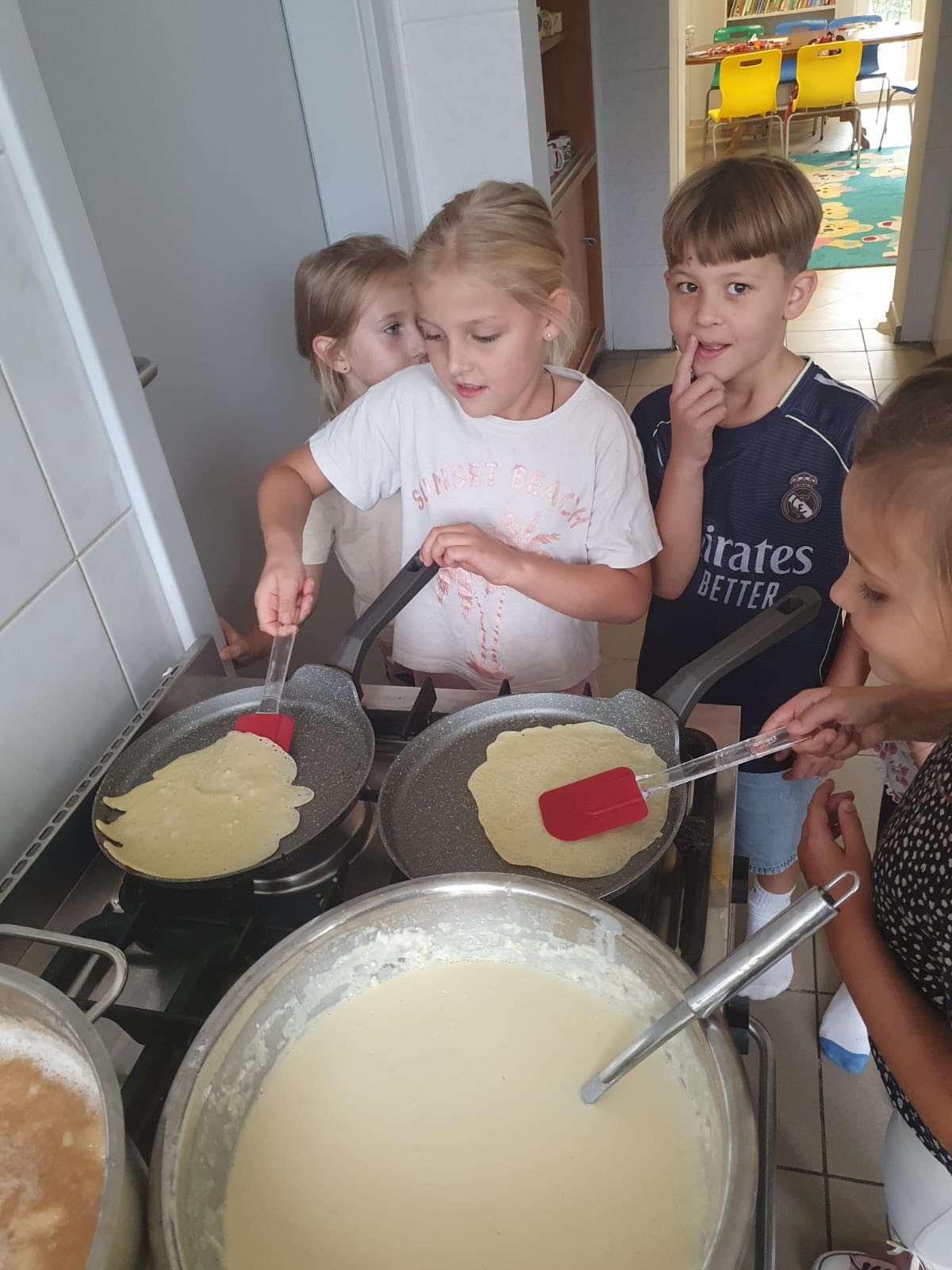 Dzieci przygotowują naleśniki