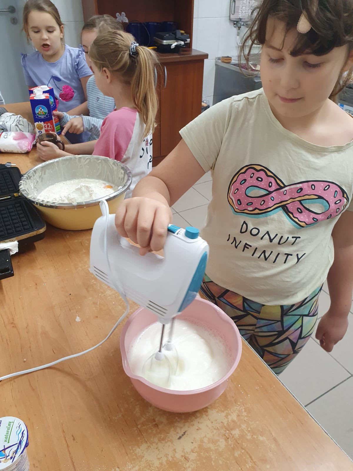 Dziewczynka ubija pianę z&nbsp;białek