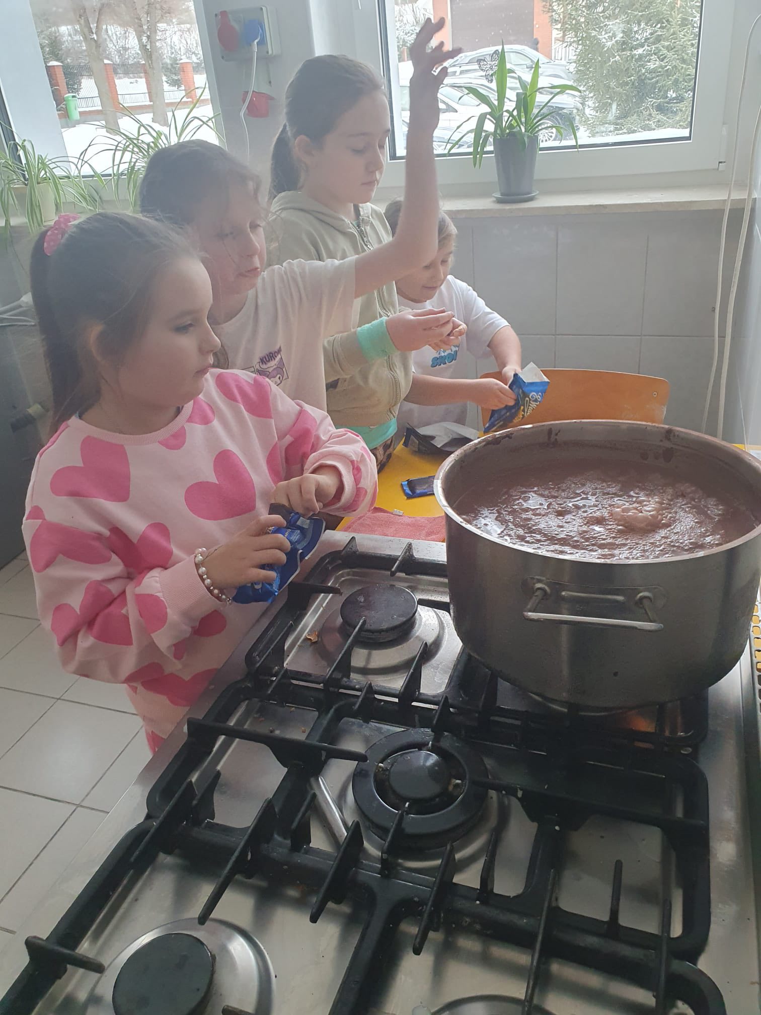Dziewczynki przygotowują gorącą czekoladę