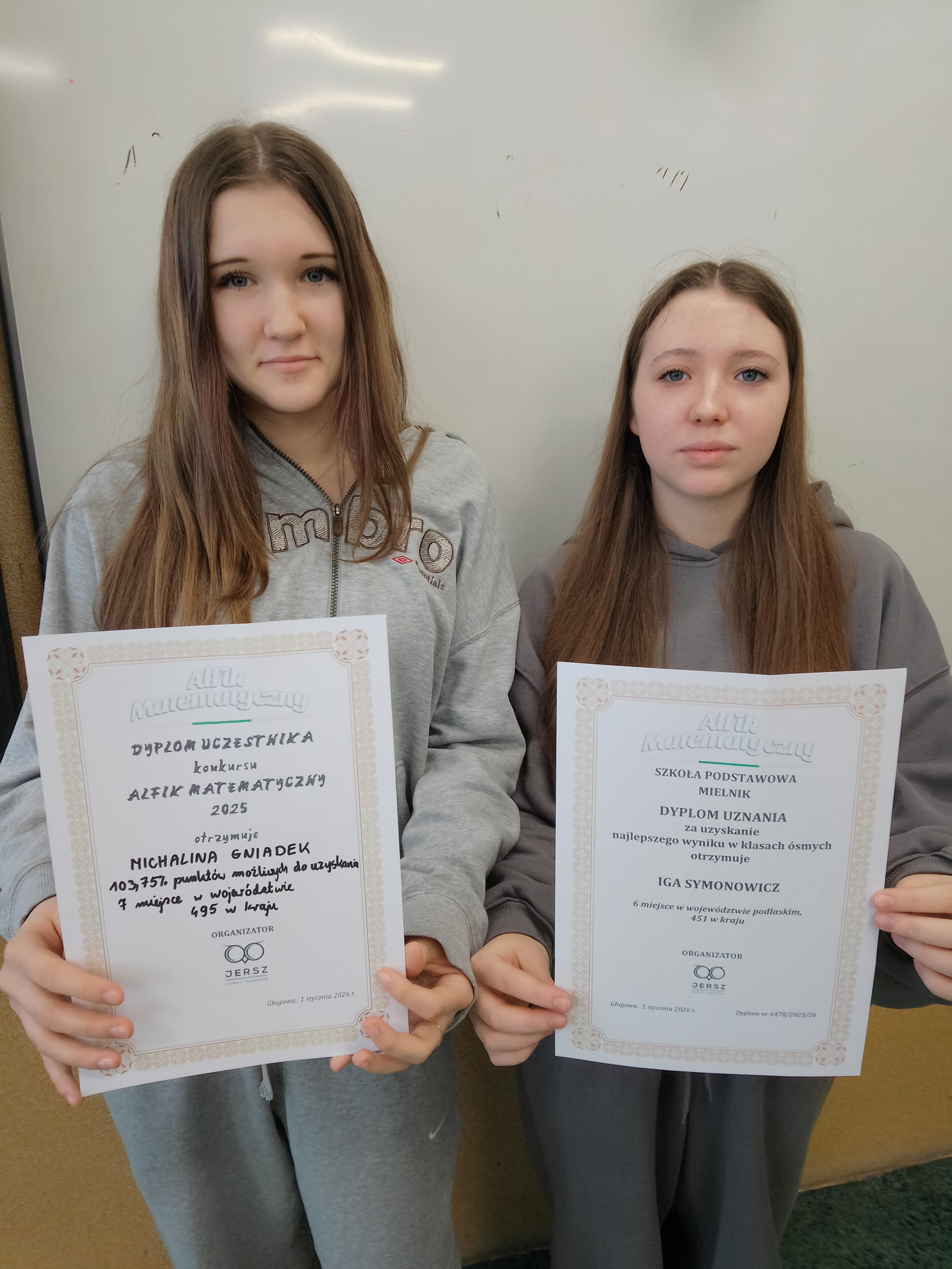 Uczennice pokazują swoje dyplomy