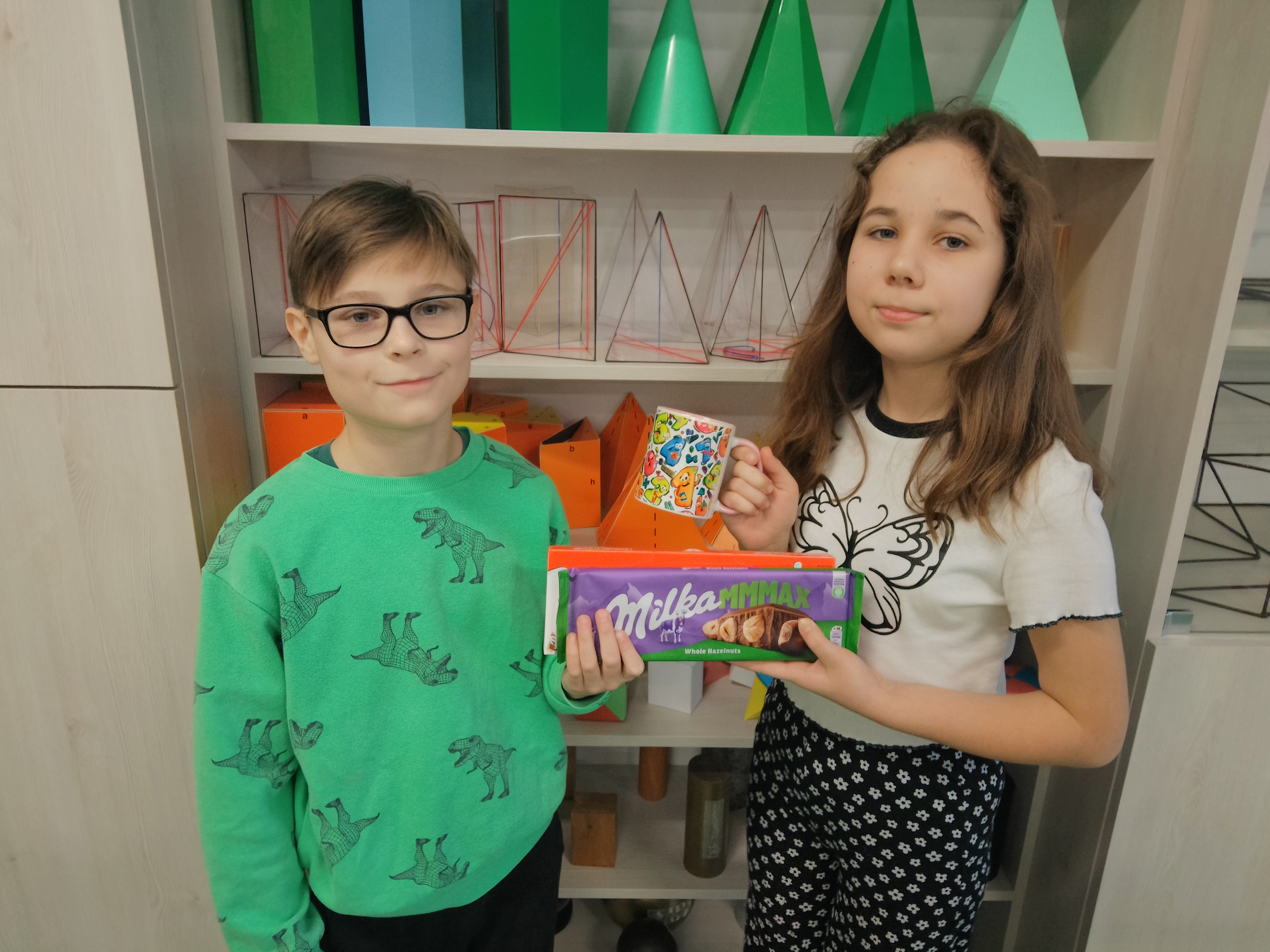 Uczniowie trzymają nagrody otrzymane za wynik bardzo dobry w&nbsp;Alfiku Matematycznym