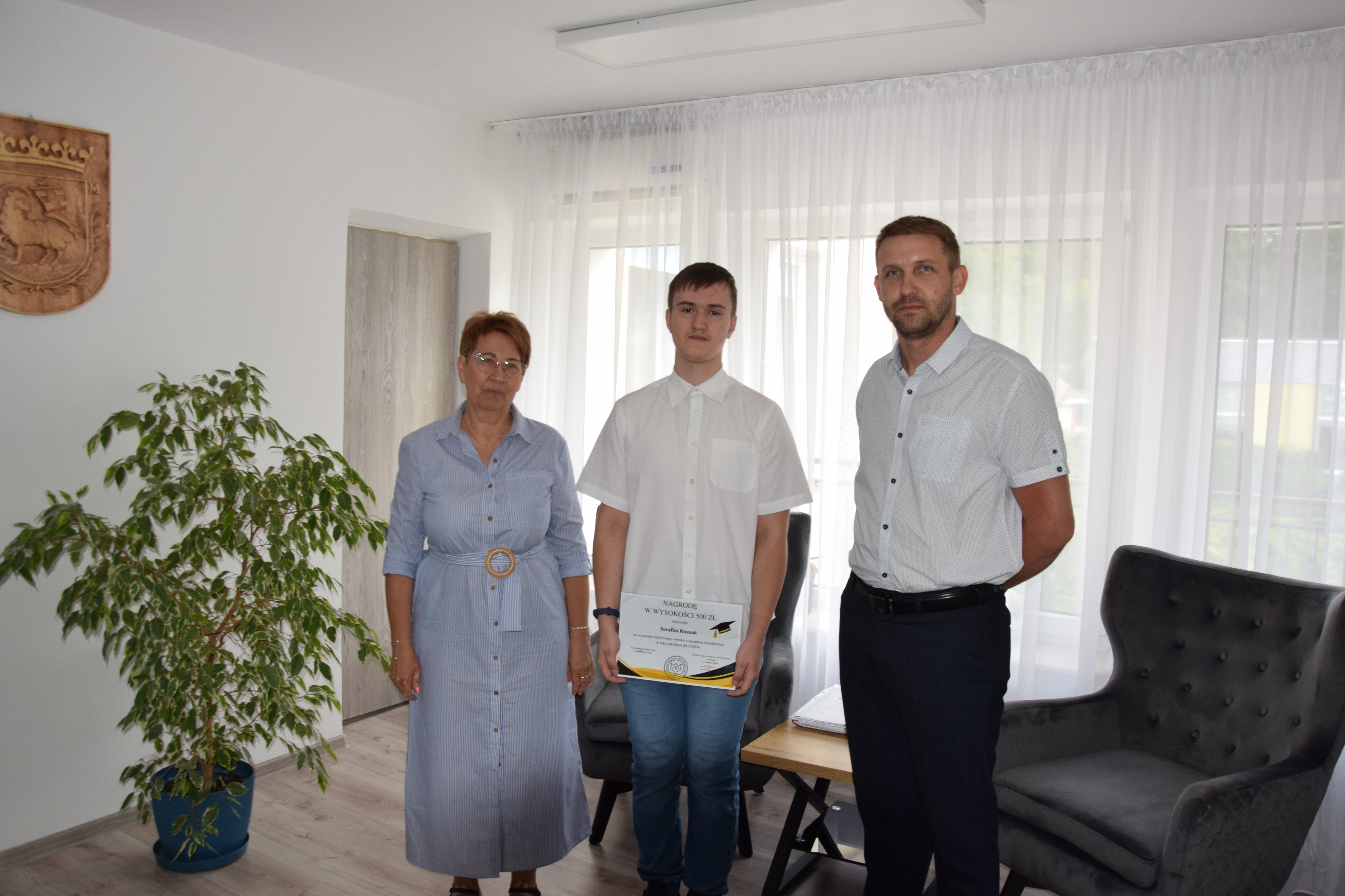 W&oacute;jt Gminy Mielnik, Przewodnicząca Rady Gminy Mielnik oraz&nbsp;uczeń klasy &oacute;smej, kt&oacute;ry otrzymał nagrodę za najwyższy wynik egzaminu &oacute;smoklasisty