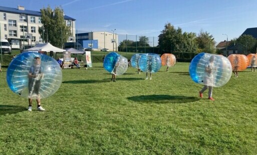 Zdjęcie do Bubble Footbol klasy VII w Dziadkowiacach
