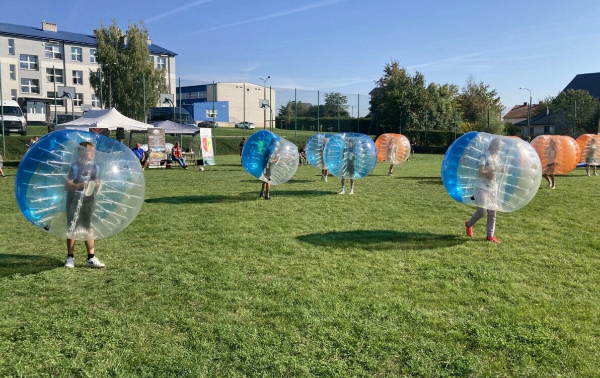 Zdjęcie do Bubble Footbol klasy VII w Dziadkowiacach