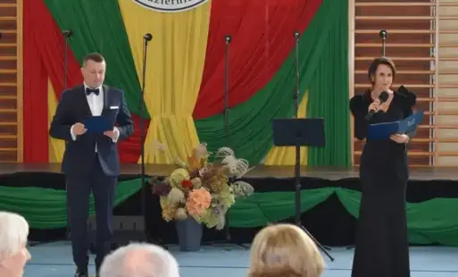 Prowadzący przemawiają do zebranych gości