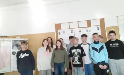 Uczniowie z dumą prezentują swoją pracę