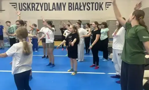 Uczniowie wykonują ćwiczenia rozgrzewające