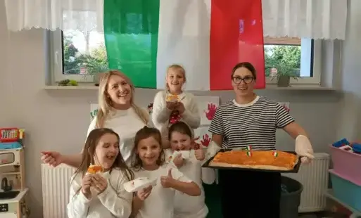 Uczennice z nauczycielkami pozują do zdjęcia