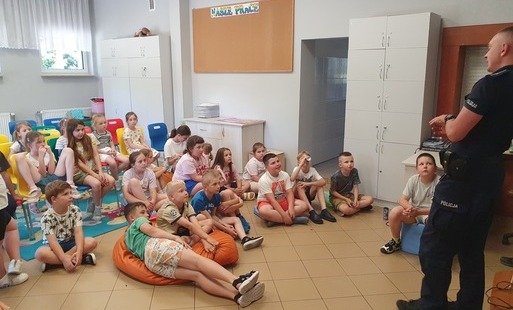 Zdjęcie do Bezpieczne wakacje - spotkanie z policjantem na świetlicy